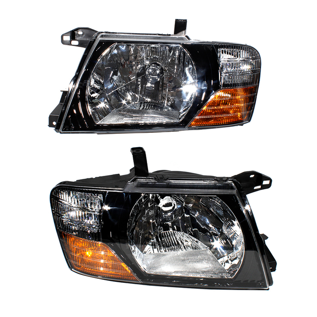 Головной фонарь для Mitsubishi Pajero MONTERO 2000-2006/черный фон